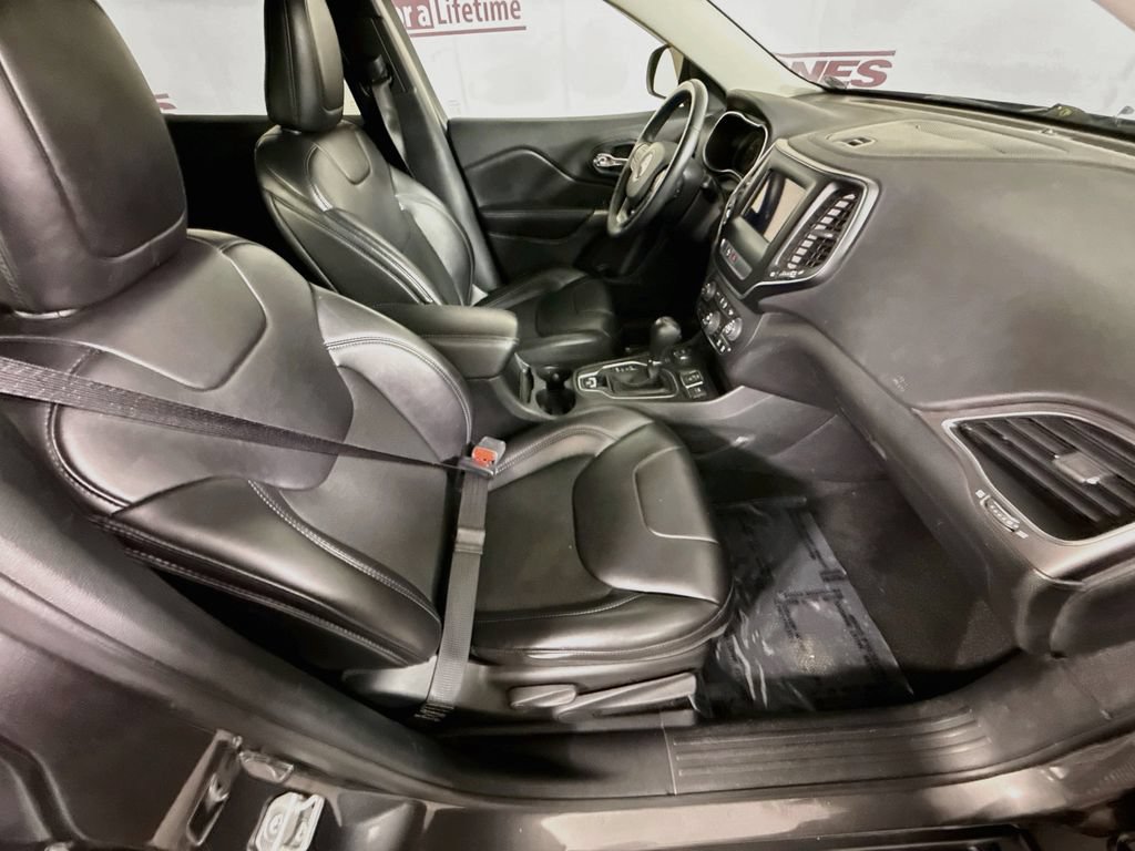 Used 2019 Jeep Cherokee Latitude Plus w/ Comfort/Convenience Group AWD/4WD image 30