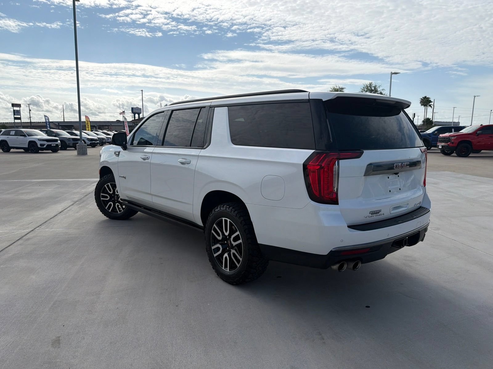 Used 2024 GMC Yukon XL AT4 w/ Technology Package AWD/4WD image 5