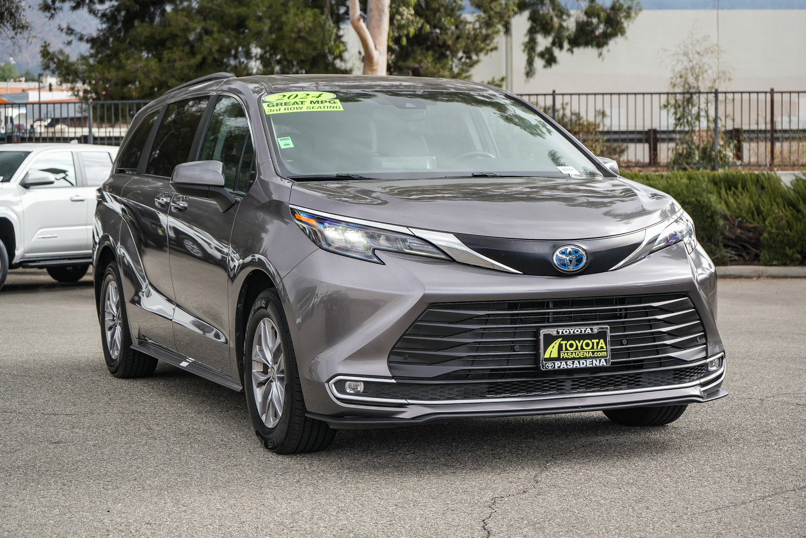 Used 2024 Toyota Sienna XLE FWD image 3