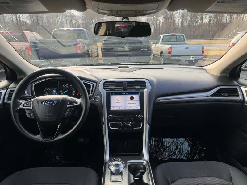 Used 2017 Ford Fusion SE w/ Fusion SE Technology Package image 17