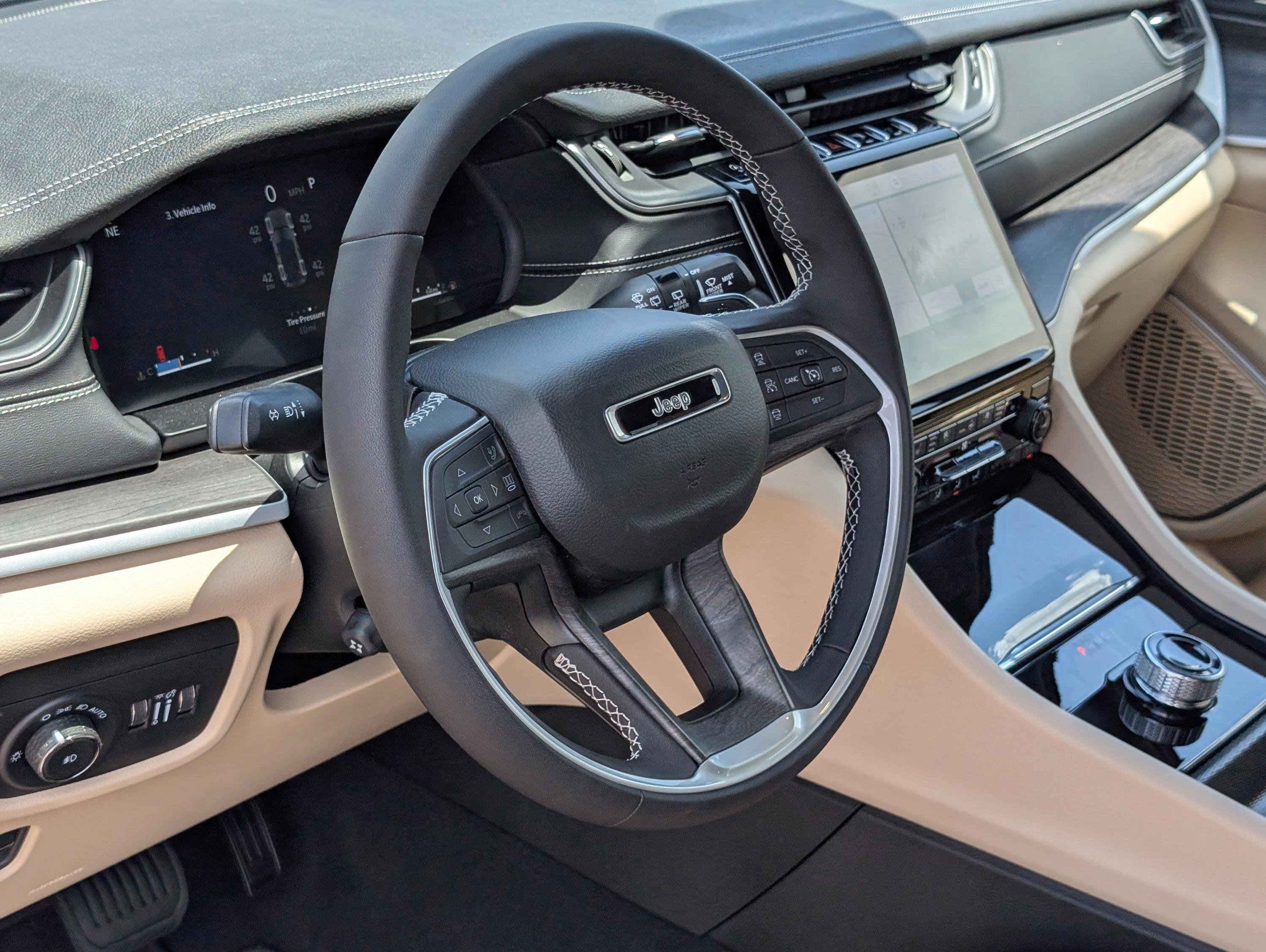 New 2025 Jeep Grand Cherokee Limited w/ Luxury Tech Group II image 16