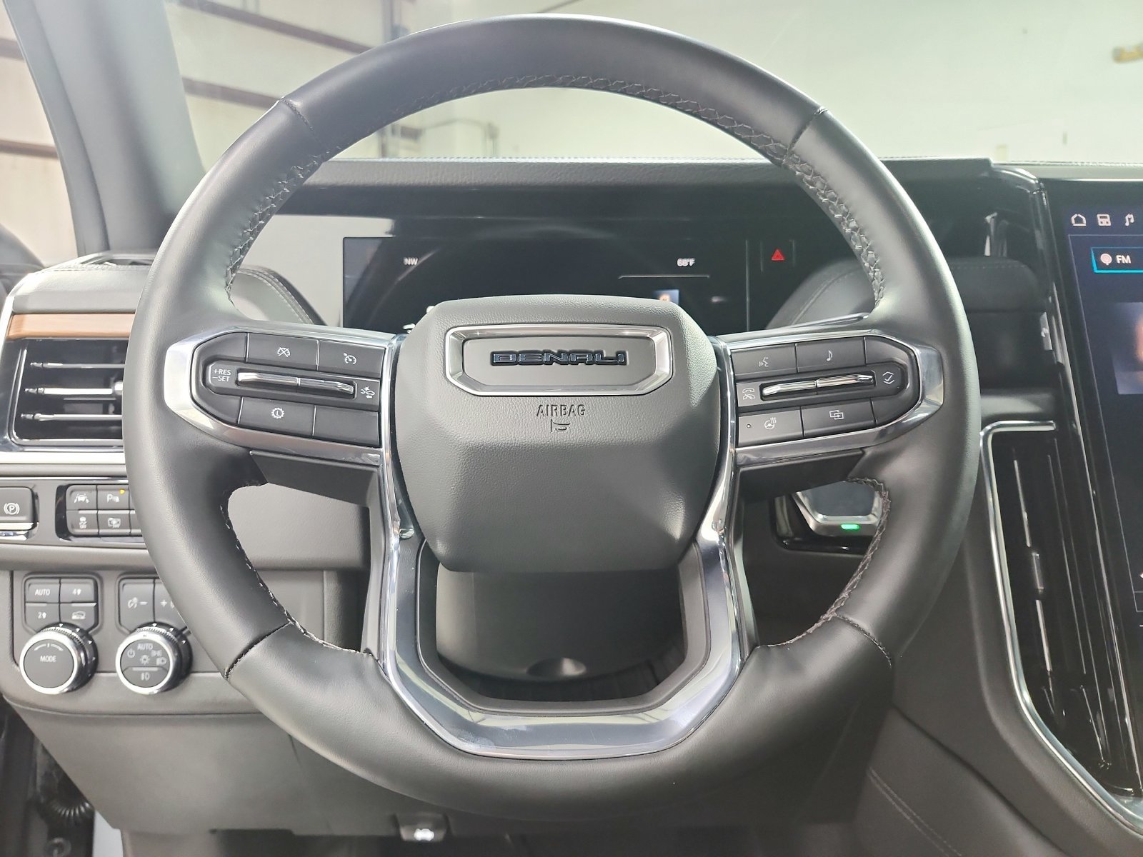 Used 2025 GMC Yukon Denali AWD/4WD image 22