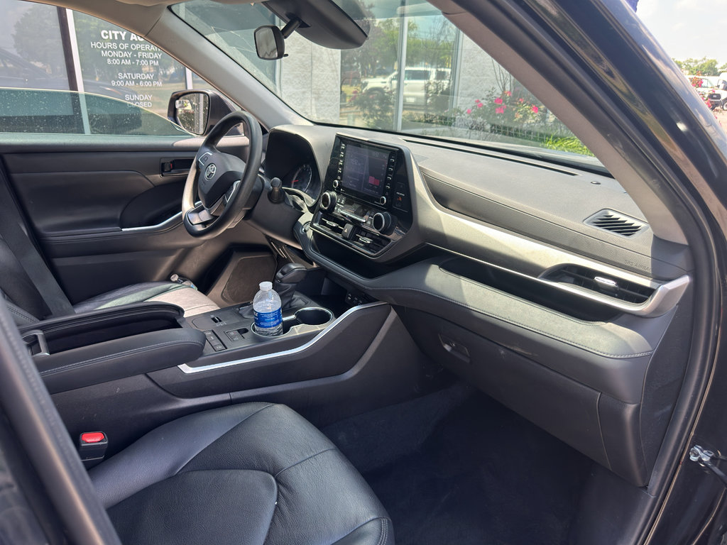 Used 2022 Toyota Highlander L FWD image 11