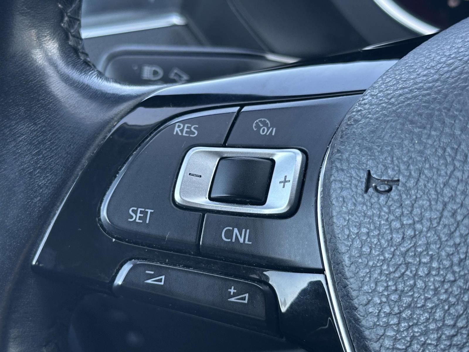 Used 2018 Volkswagen Tiguan SE image 22