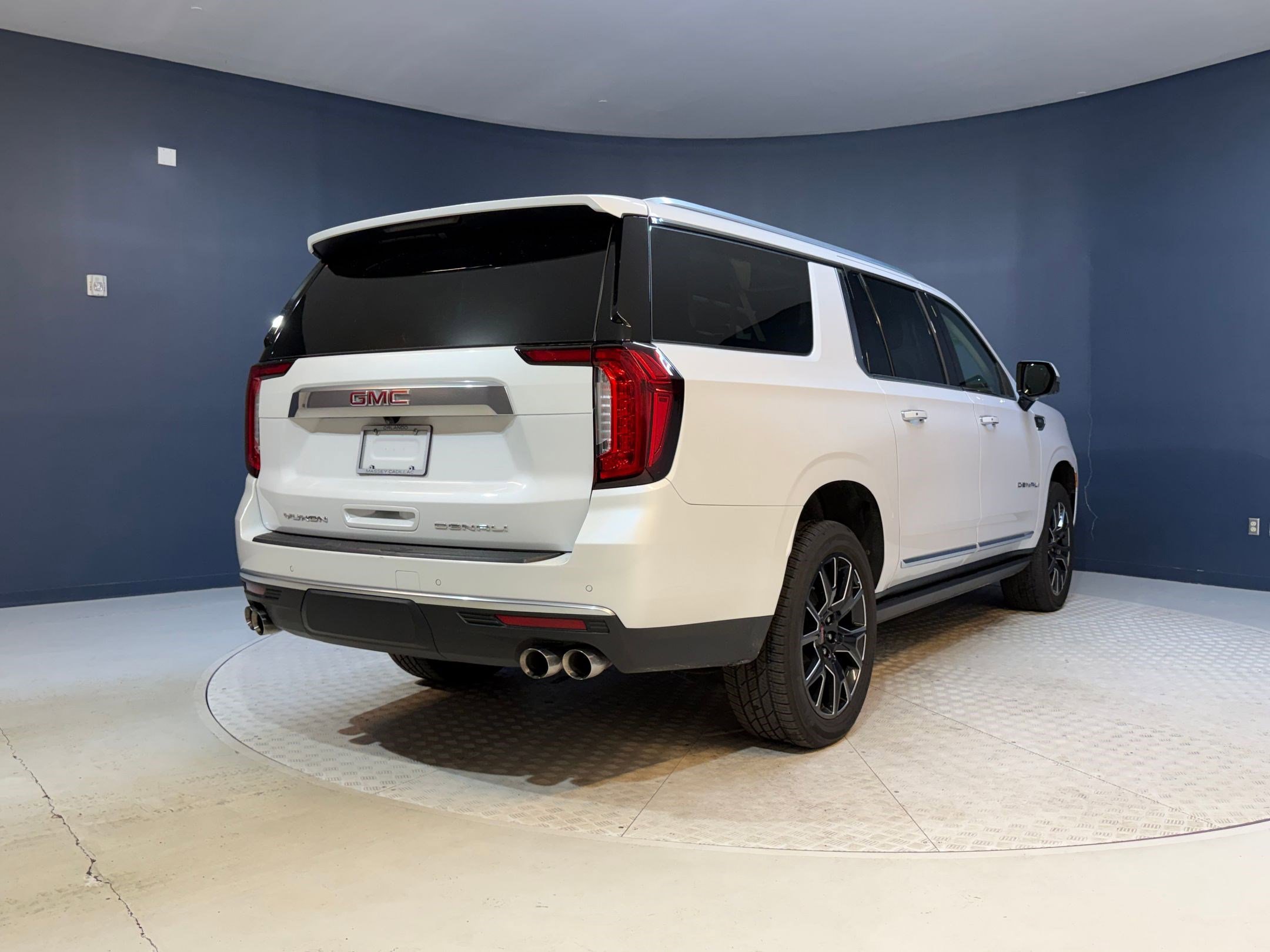 Used 2023 GMC Yukon XL Denali image 9