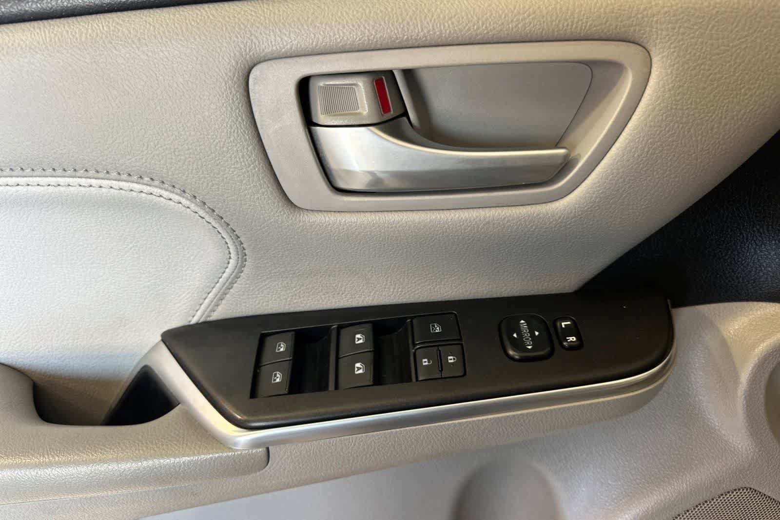 Used 2017 Toyota Camry XLE FWD image 15