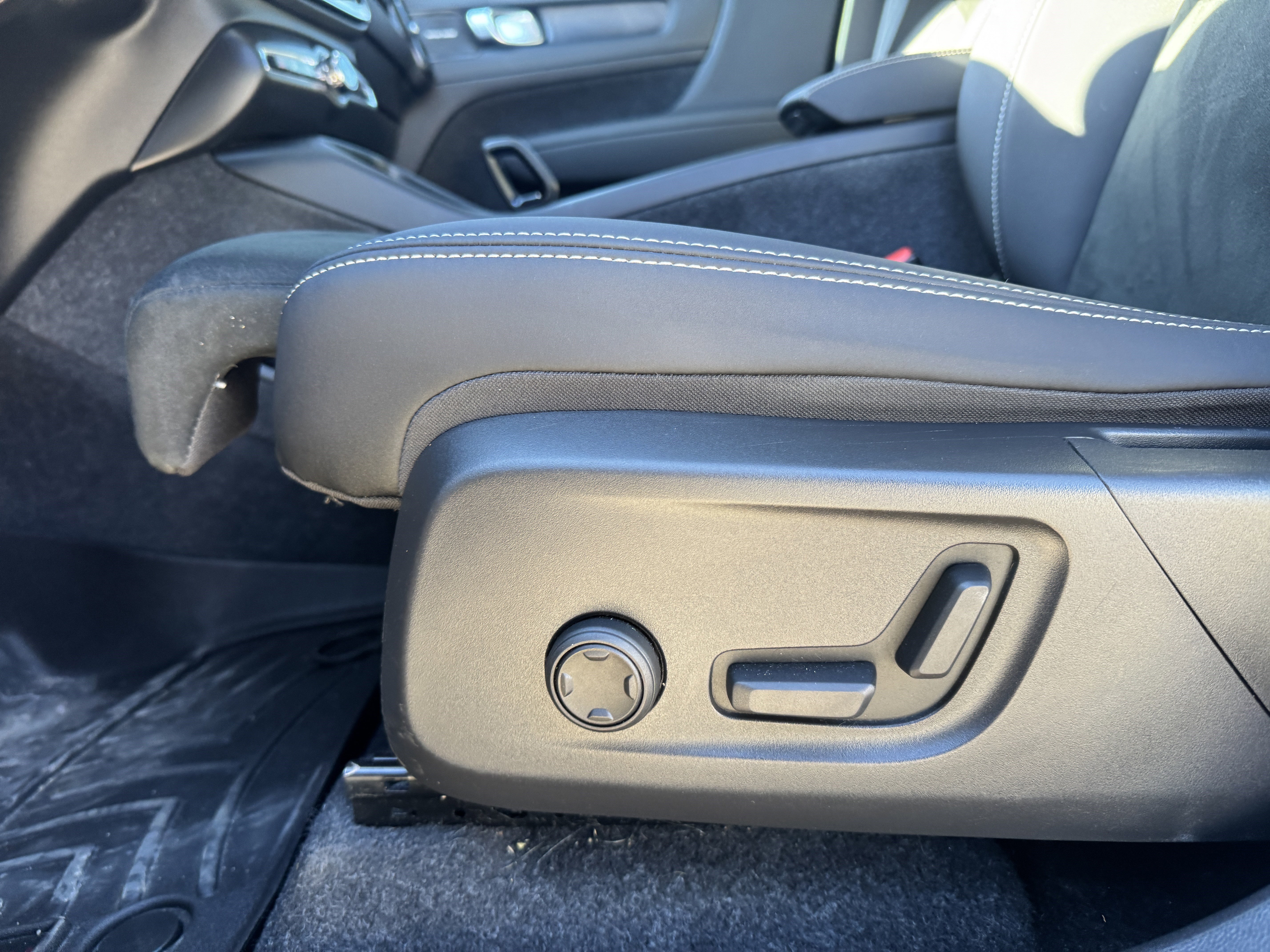 Used 2023 Volvo C40 P8 Recharge Ultimate image 12