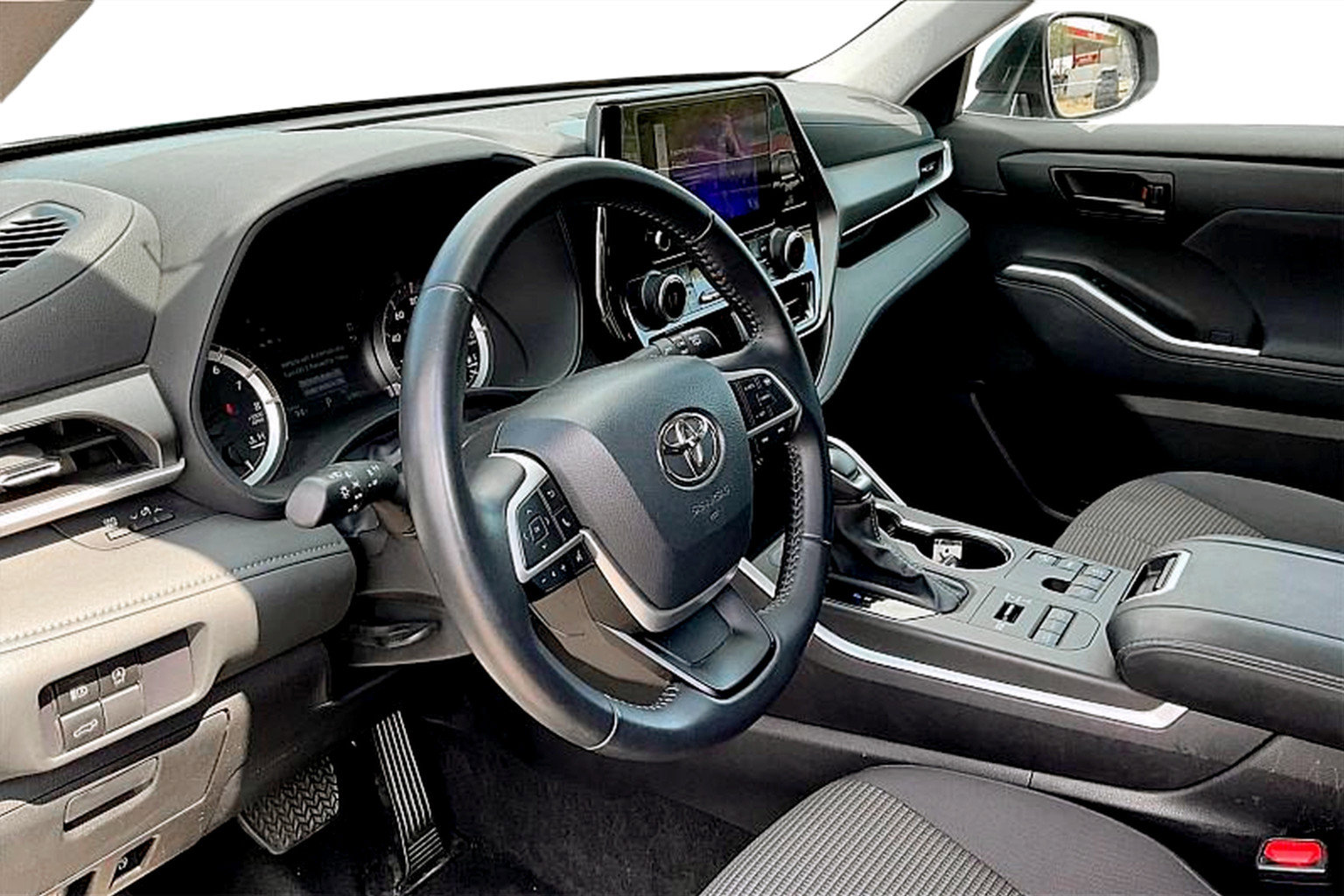 Used 2024 Toyota Highlander LE image 13