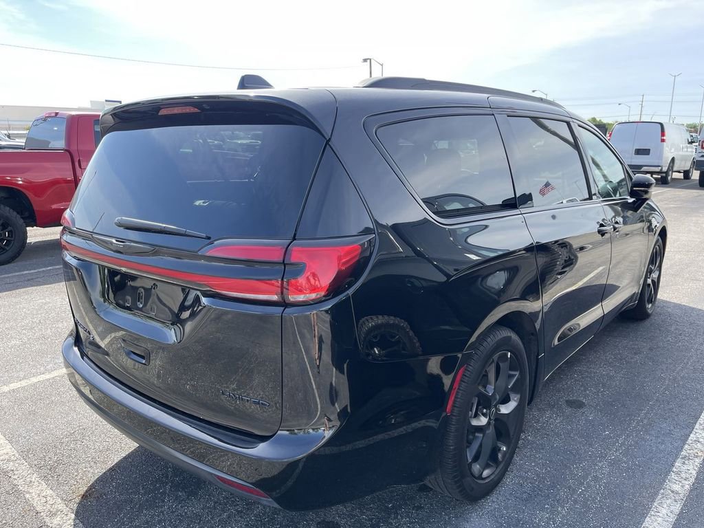 Used 2025 Chrysler Pacifica Limited FWD image 11