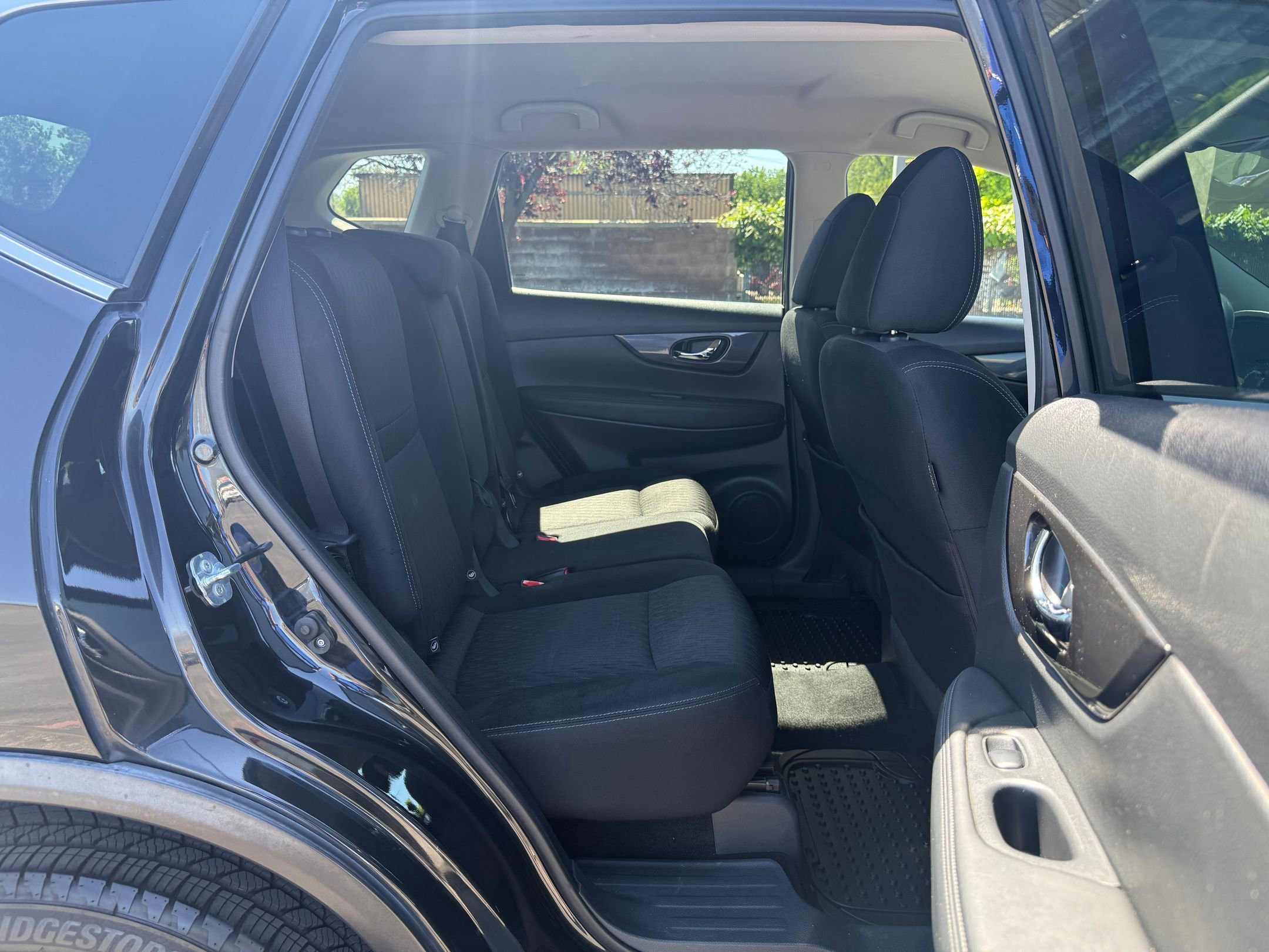 Used 2017 Nissan Rogue SV AWD/4WD image 26