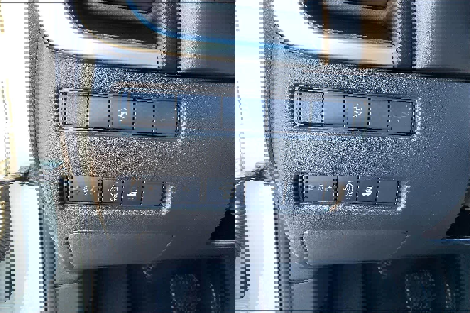 Used 2025 Nissan Rogue SV image 32