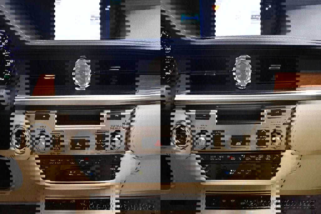 Used 2013 Lexus ES 300h image 28