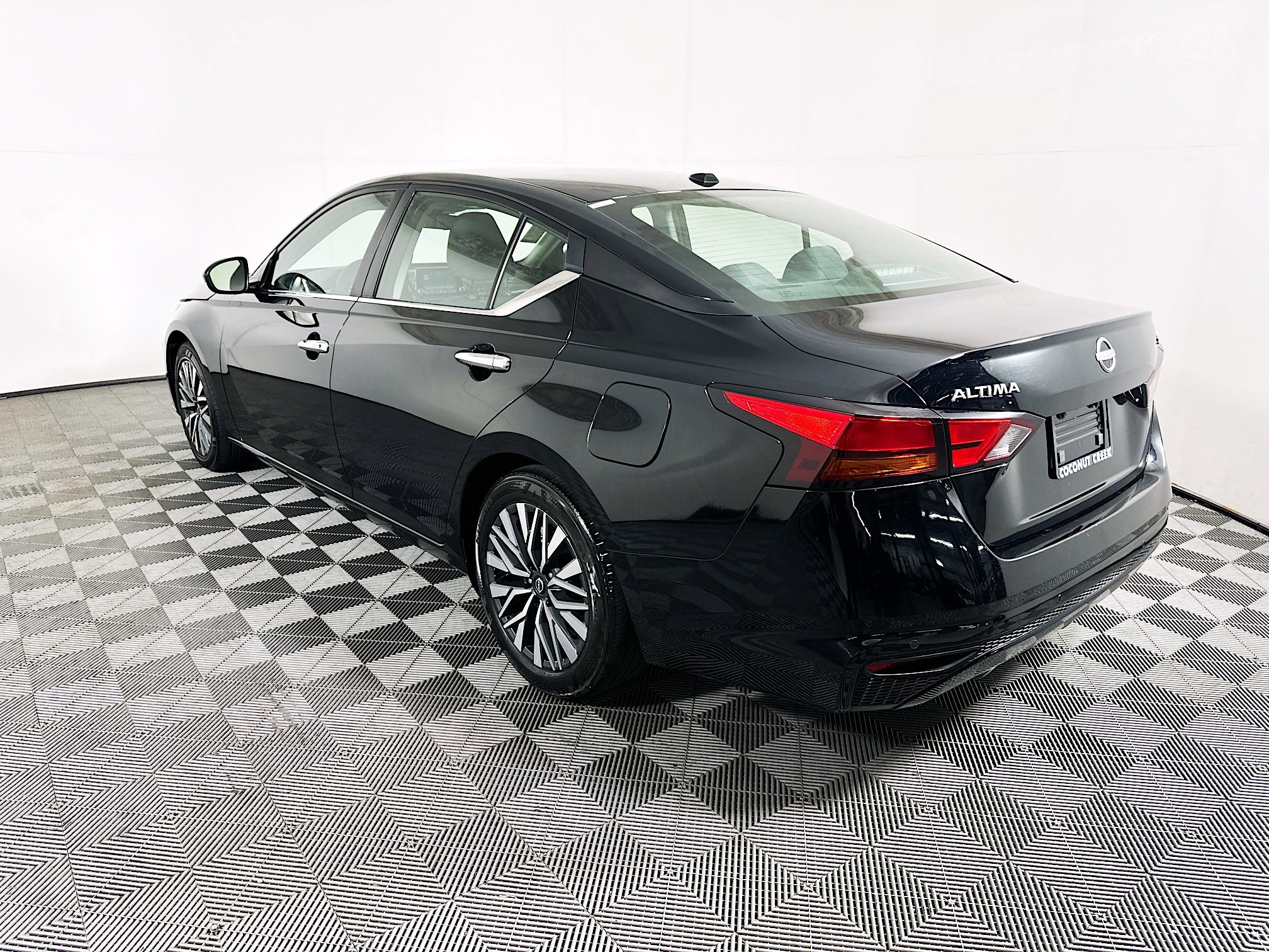 Used 2024 Nissan Altima 2.5 SV FWD image 5