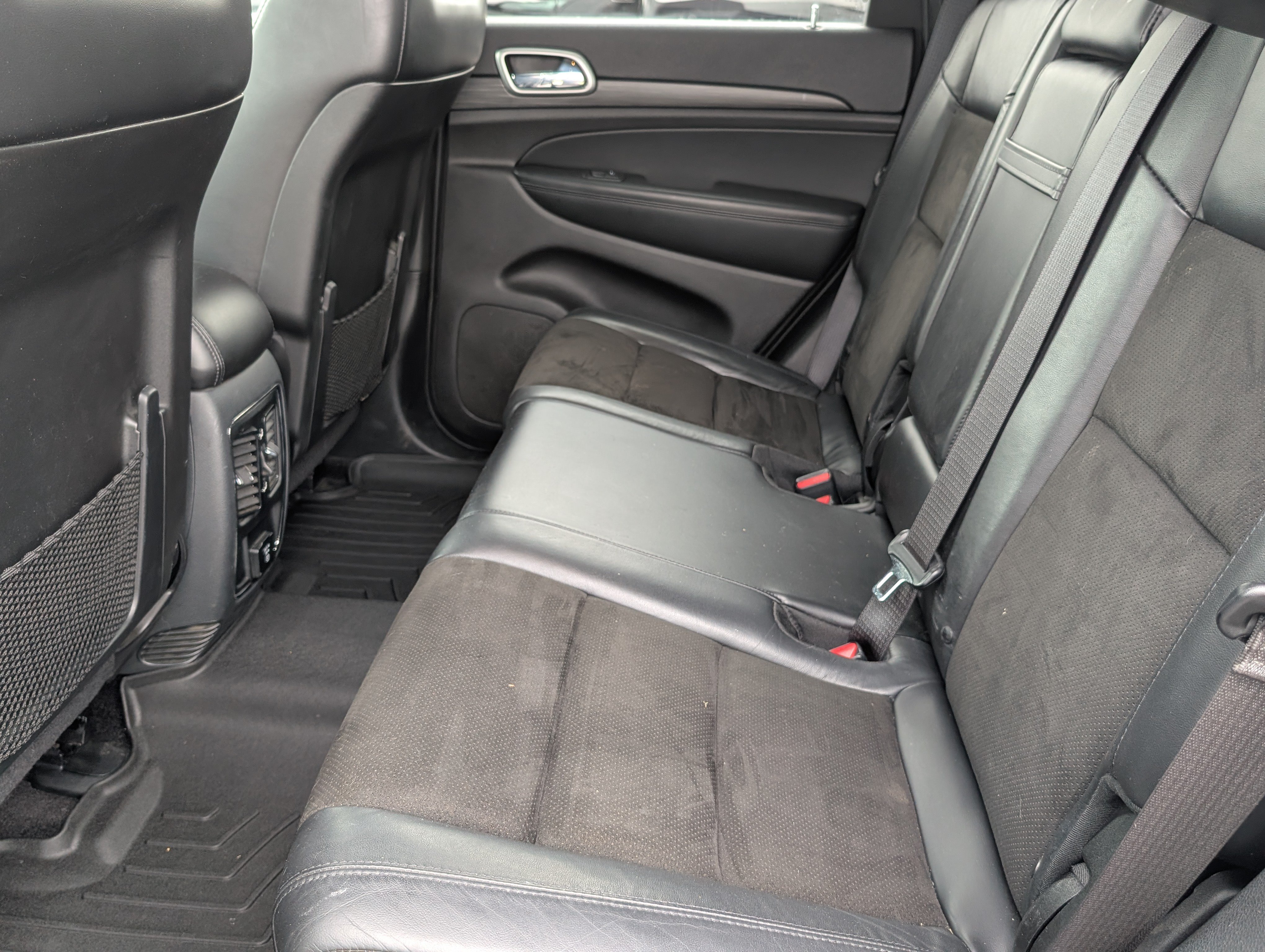 Used 2019 Jeep Grand Cherokee Laredo AWD/4WD image 14