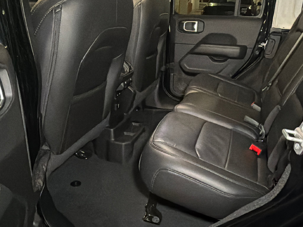 Used 2022 Jeep Wrangler Unlimited Sahara AWD/4WD image 16