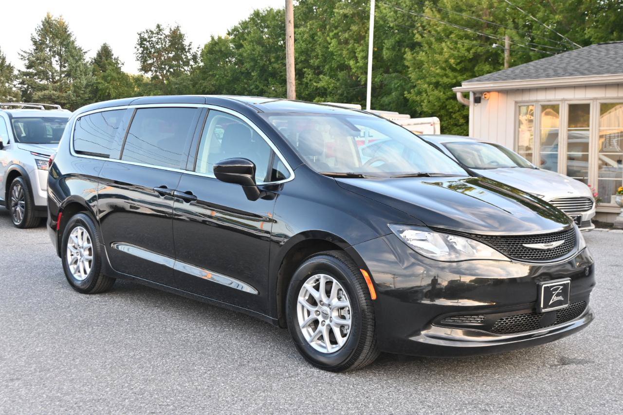 Used 2021 Chrysler Voyager LX FWD image 4