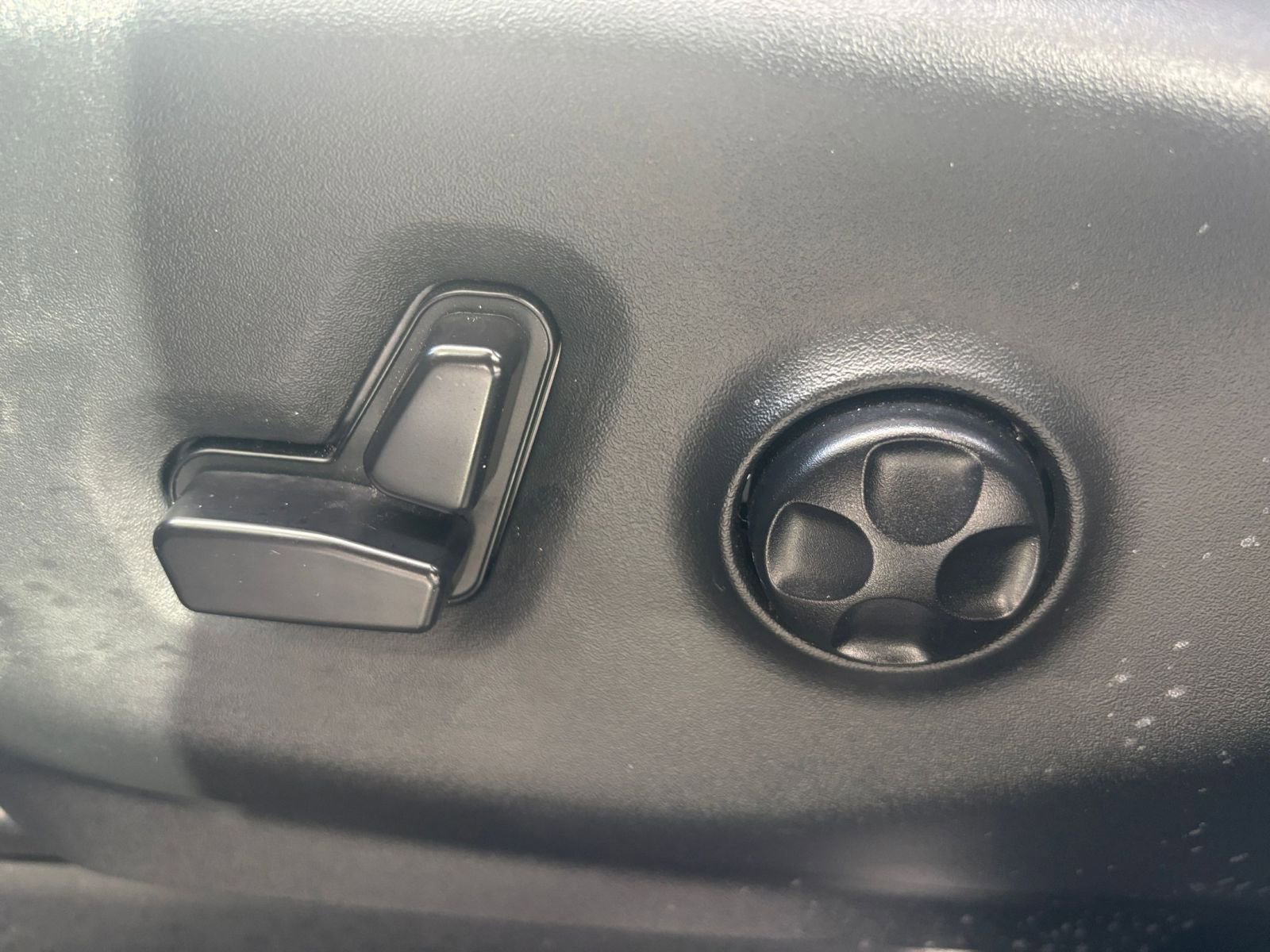 Used 2025 Chrysler Pacifica Limited image 22