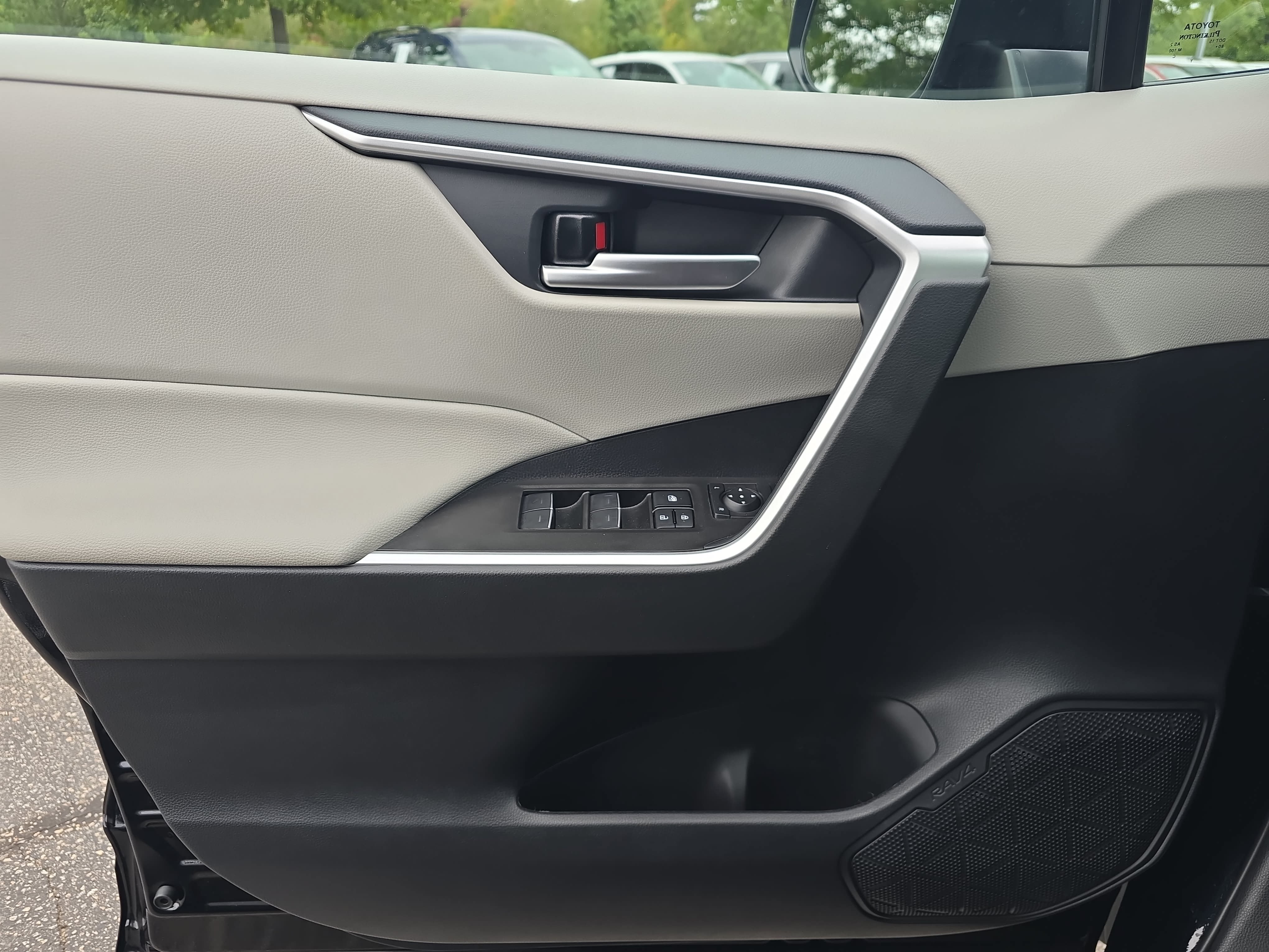 Used 2025 Toyota RAV4 XLE w/ Convenience Package FWD image 27