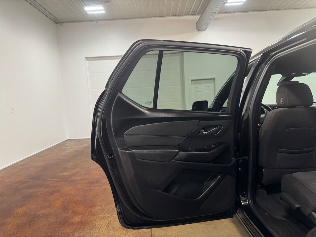Used 2023 Chevrolet Traverse LT image 50
