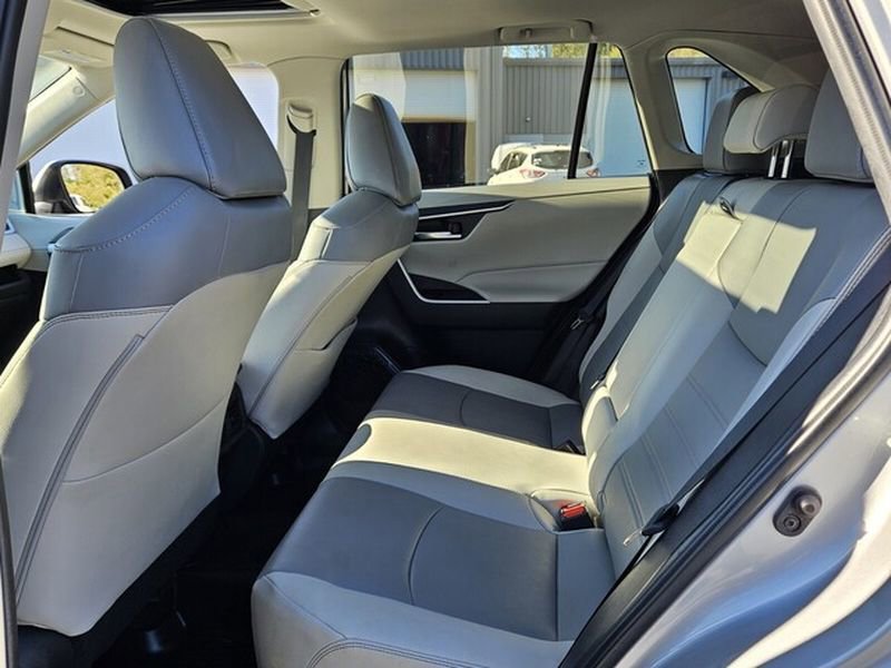 Used 2023 Toyota RAV4 XLE Premium image 7