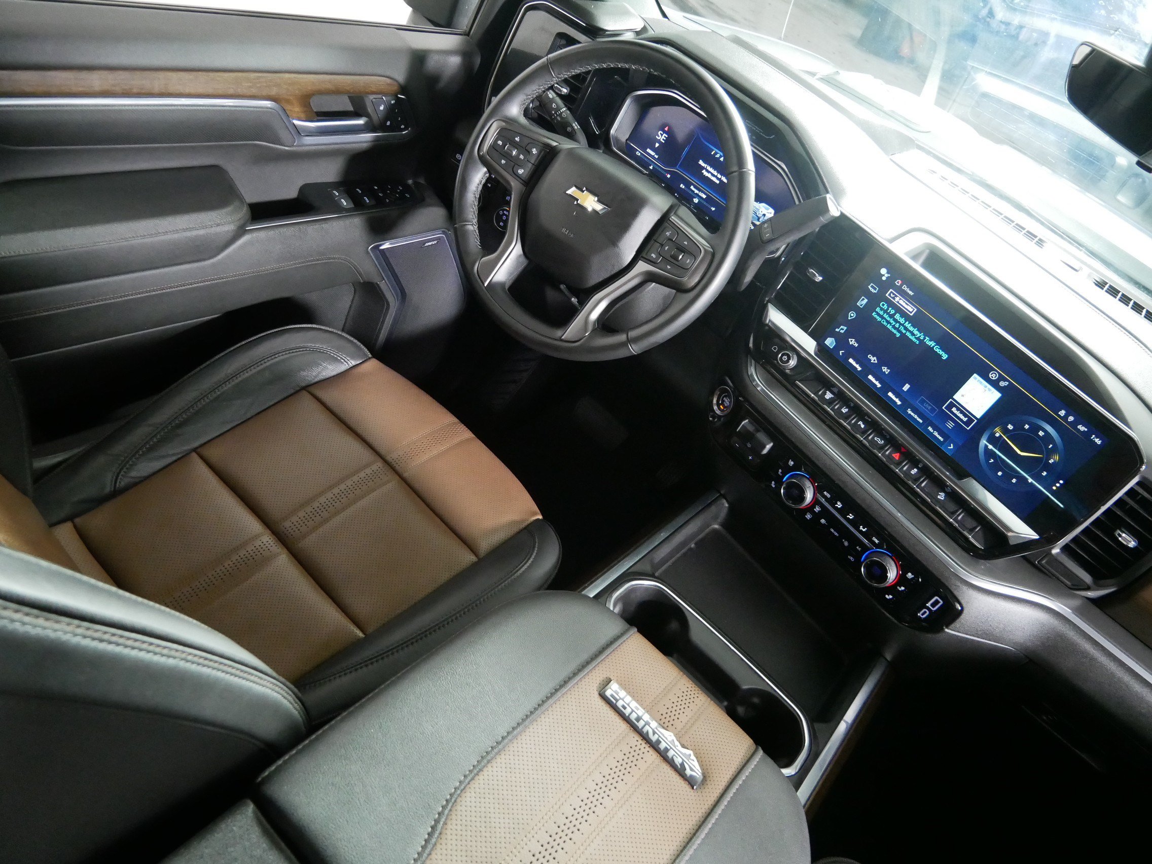 Used 2024 Chevrolet Silverado 2500 High Country w/ High Country Premium Package AWD/4WD image 9