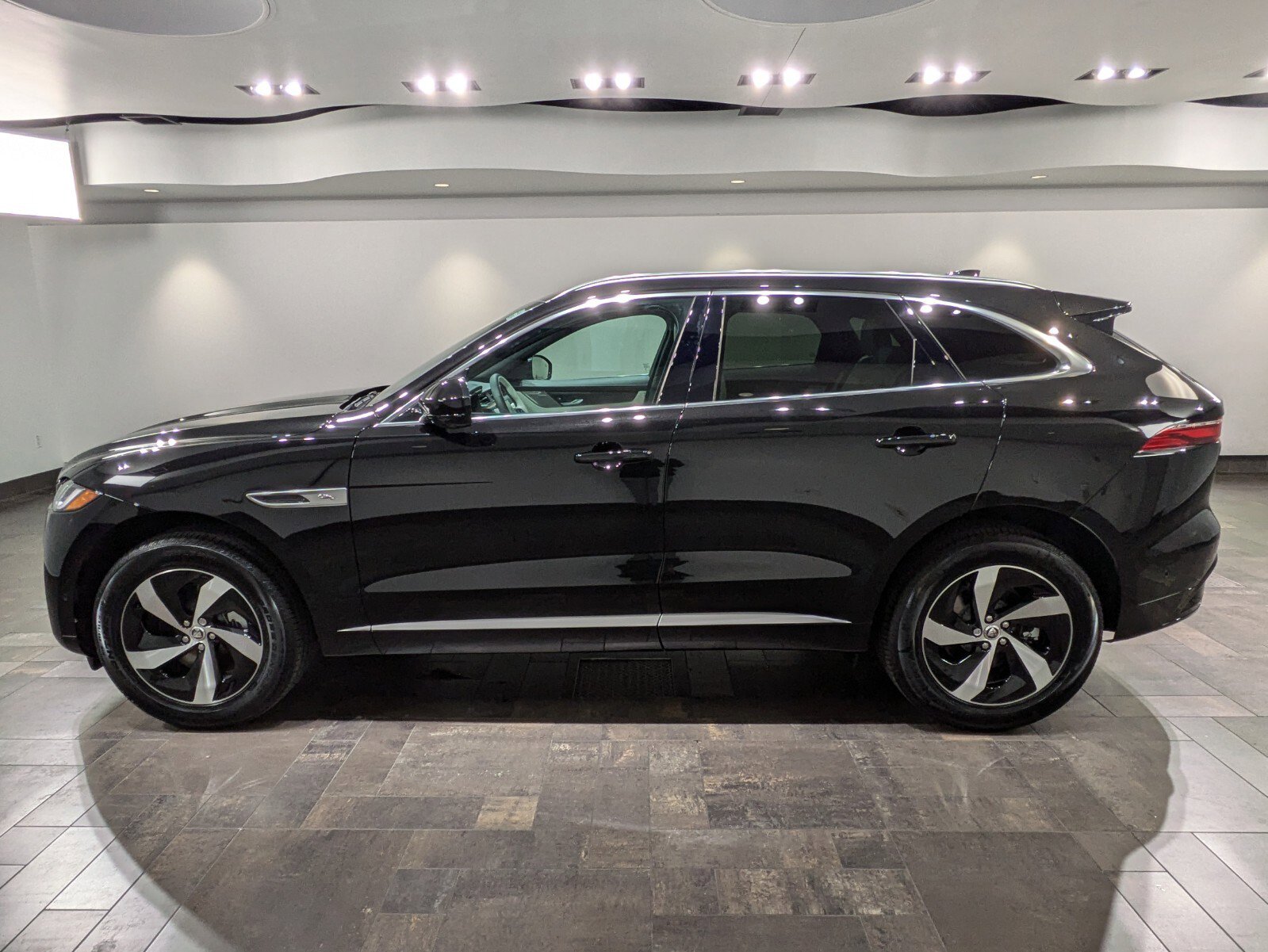 Used 2025 Jaguar F-PACE R-Dynamic S image 3