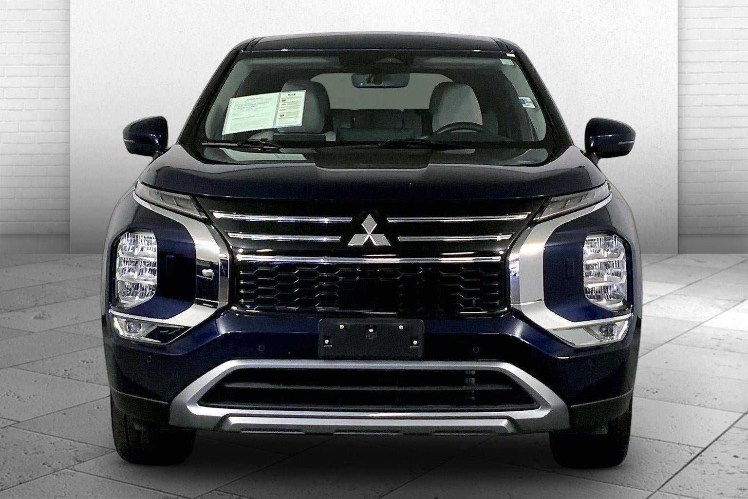 Used 2025 Mitsubishi Outlander SE image 2