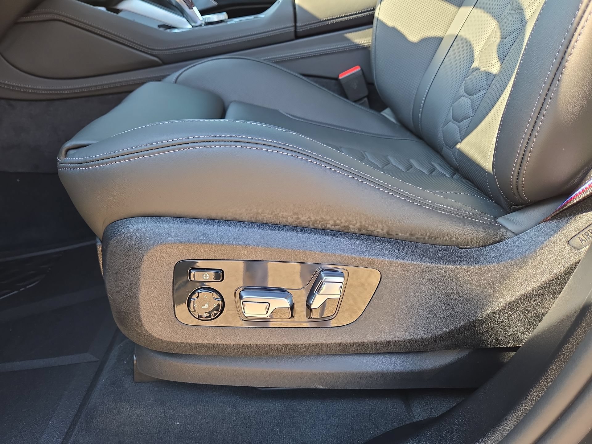 New 2026 BMW X5 M Competition w/ Executive Package AWD/4WD image 17