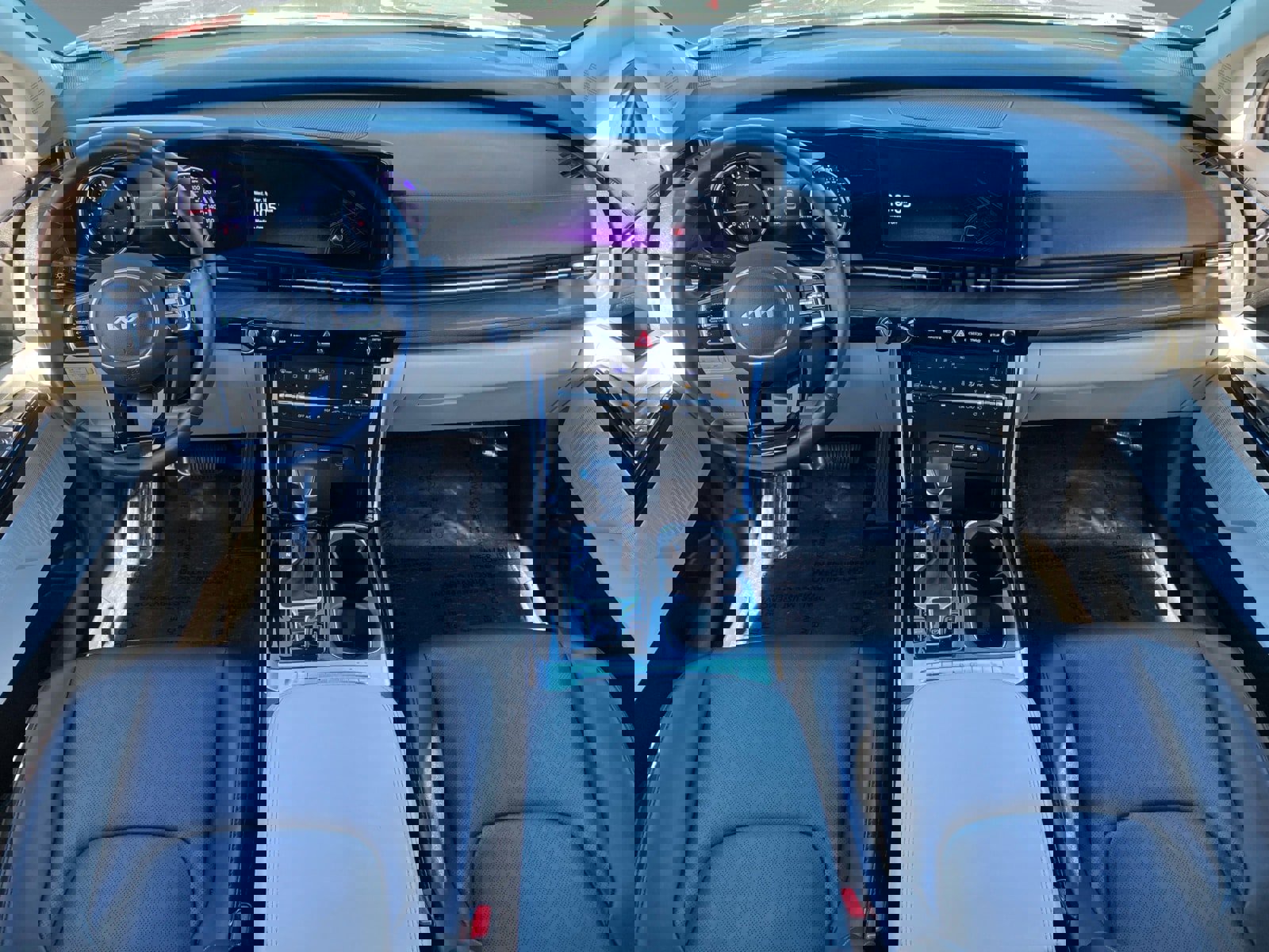 Used 2023 Kia Carnival EX image 10