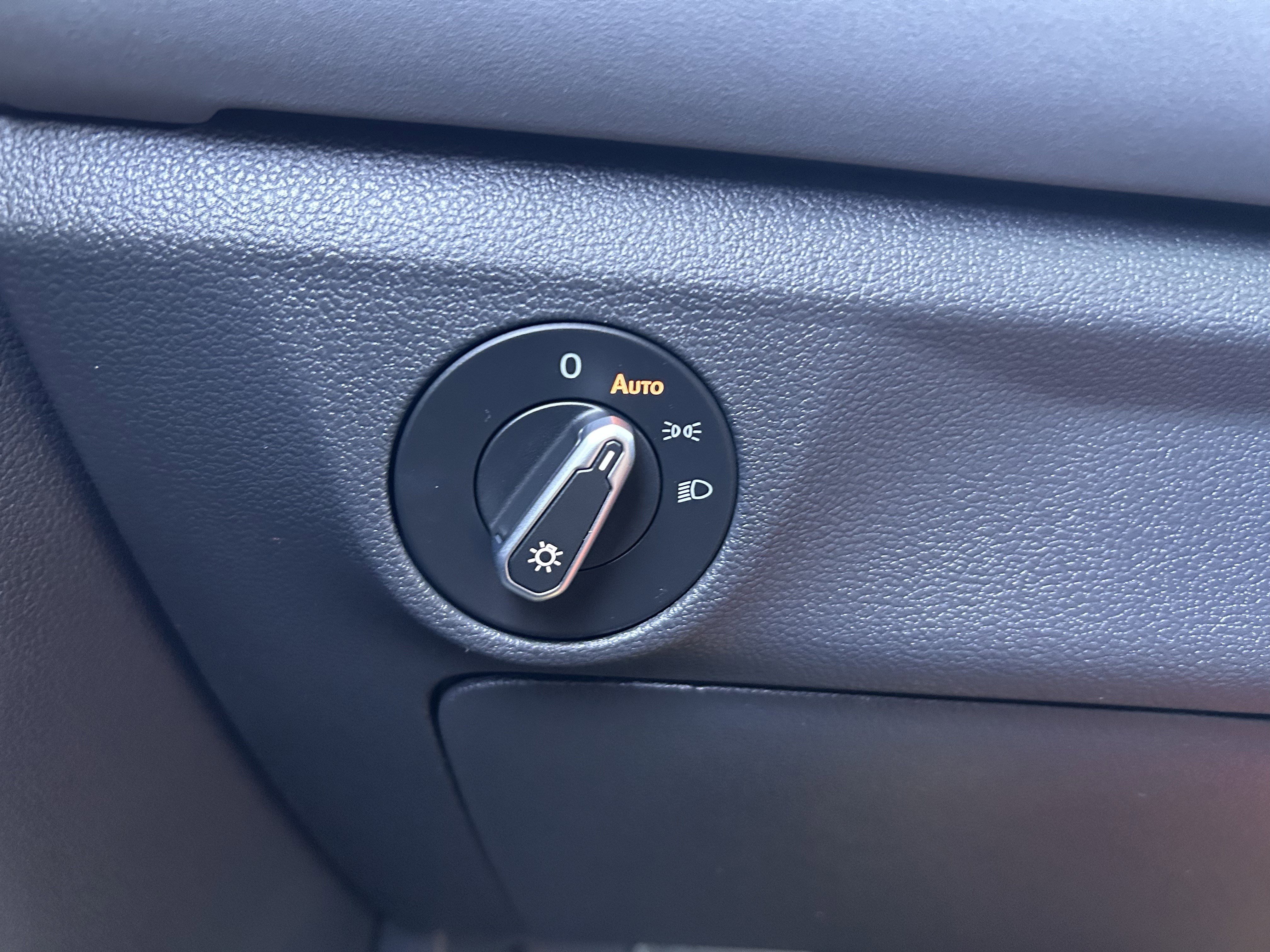 Used 2025 Volkswagen Jetta SE image 19