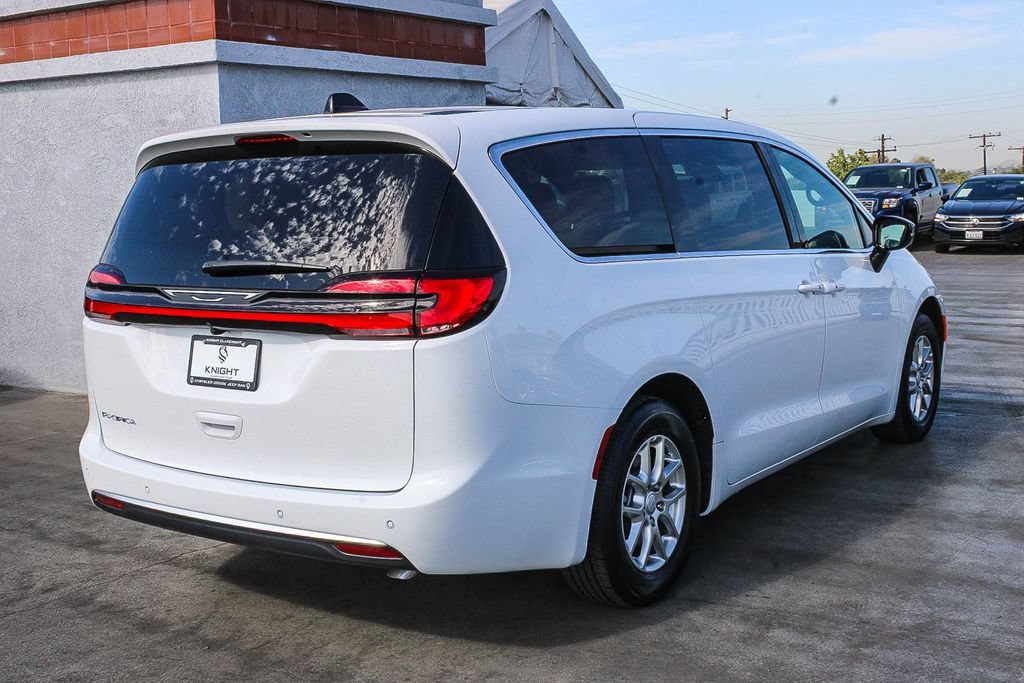 New 2027 Chrysler Pacifica Select FWD image 9