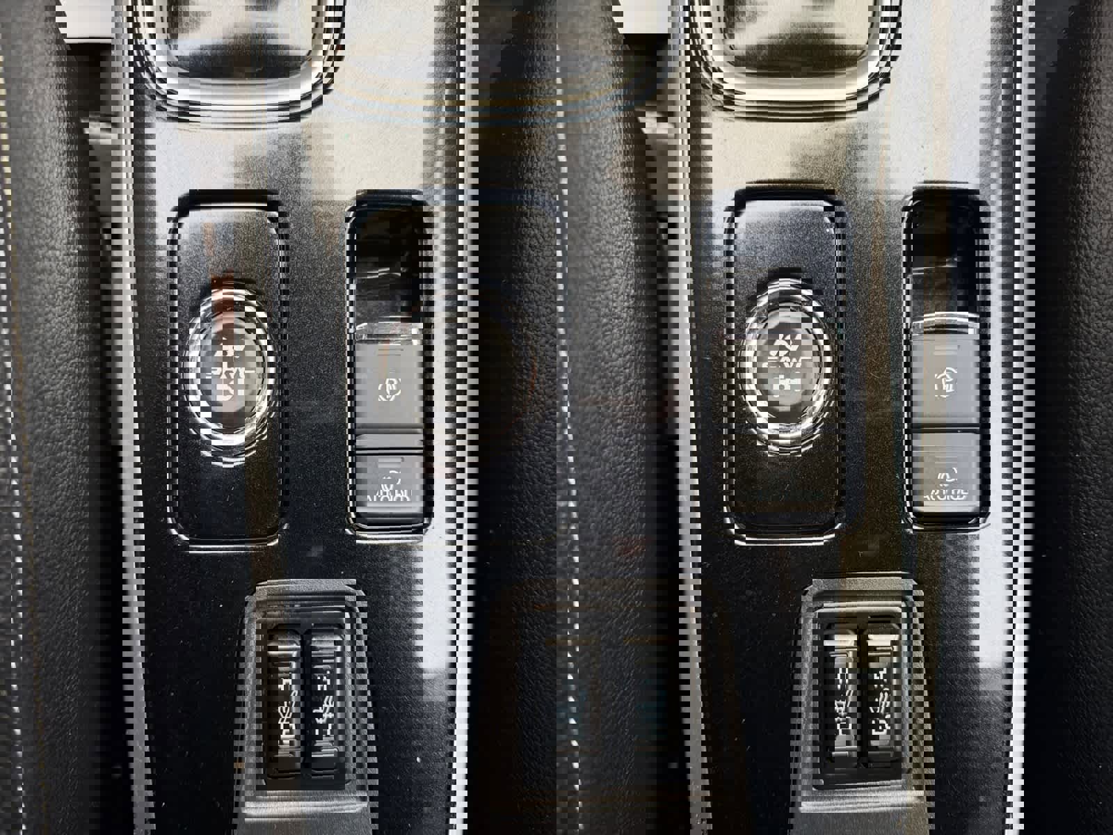 Used 2018 Mitsubishi Outlander SEL image 25