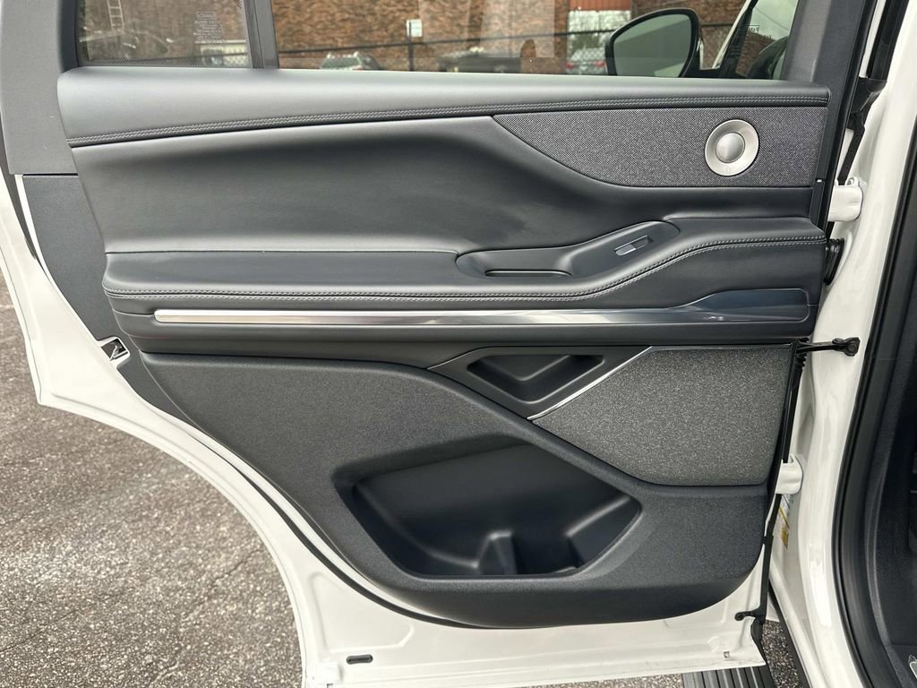 New 2025 Lincoln Navigator Reserve w/ Jet Appearance Package image 25