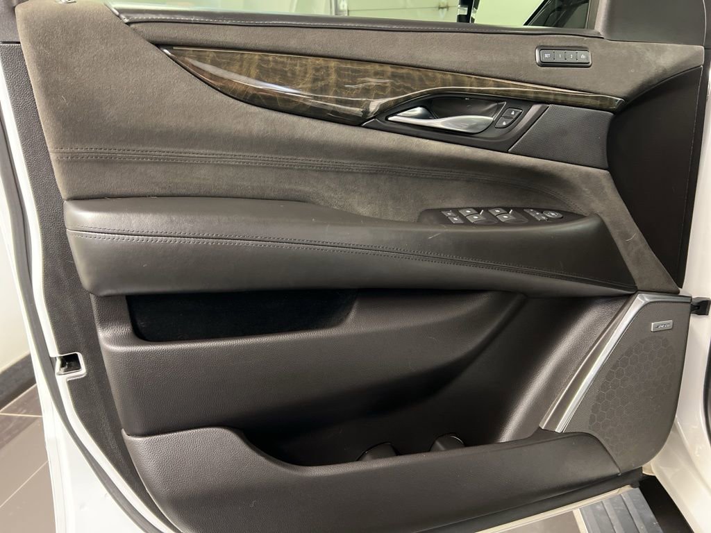Used 2018 Cadillac Escalade ESV Platinum AWD/4WD image 34