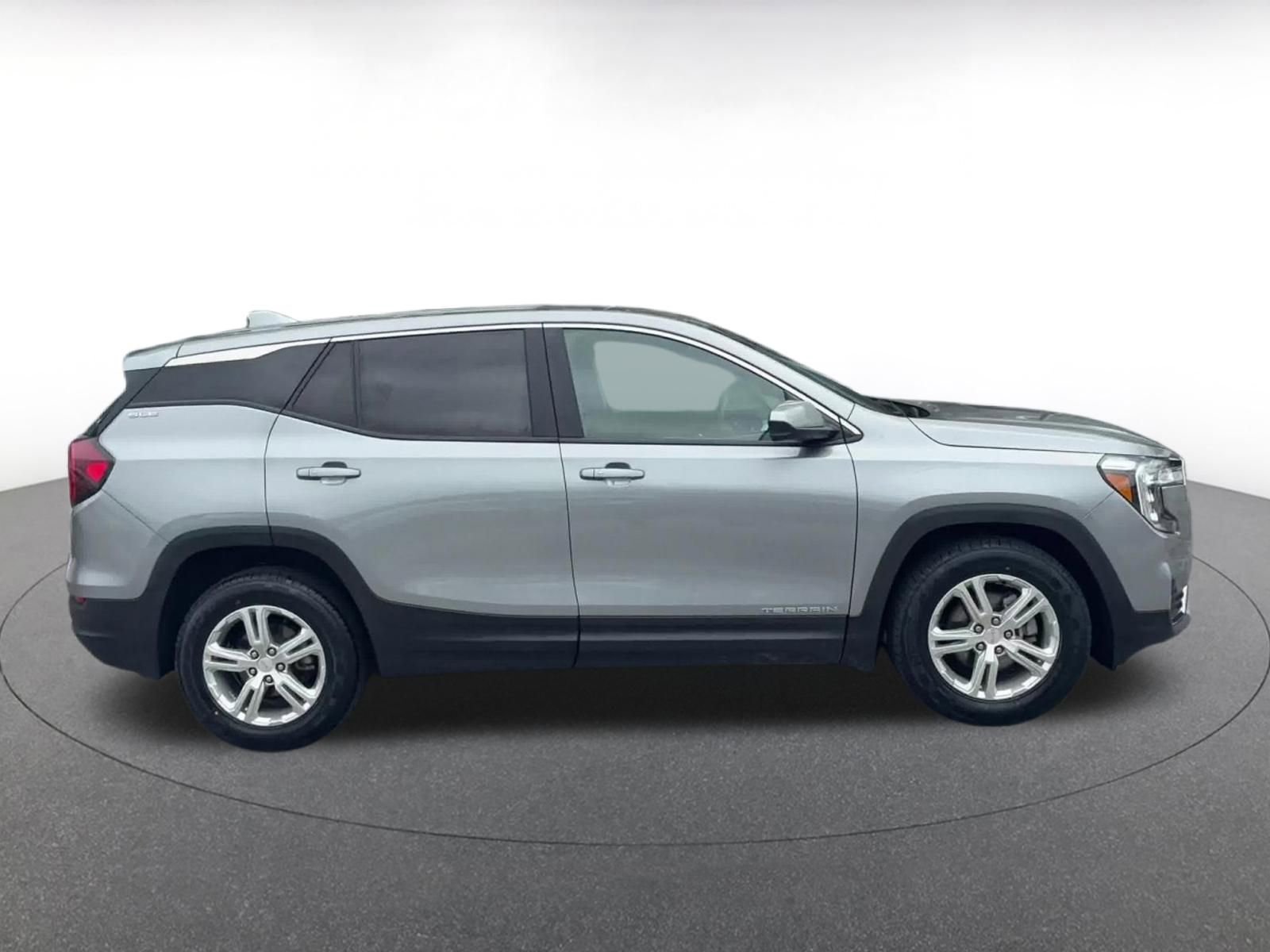 Used 2024 GMC Terrain SLE FWD image 16