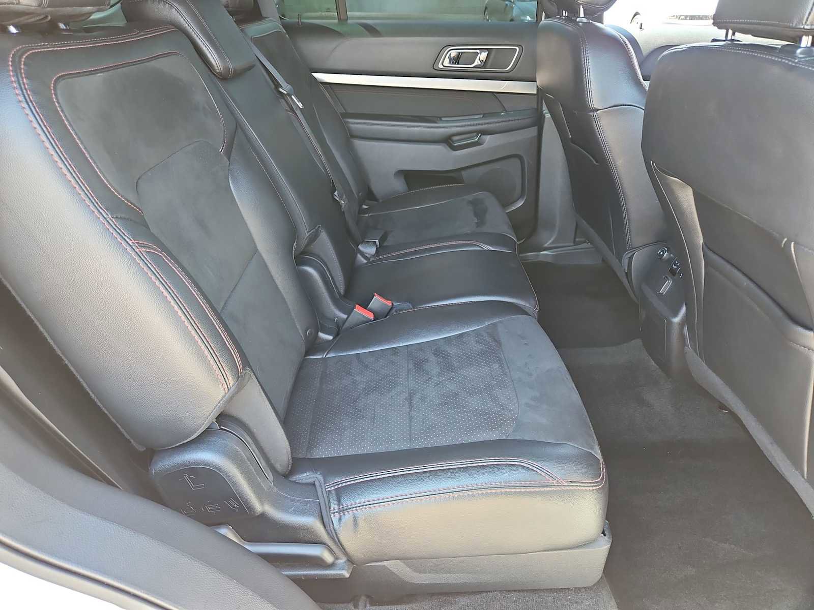 Used 2018 Ford Explorer XLT w/ Equipment Group 202A FWD image 20