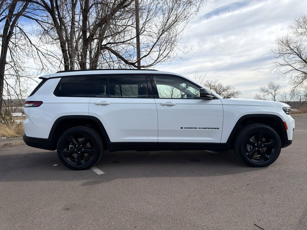 Used 2023 Jeep Grand Cherokee L Laredo image 8