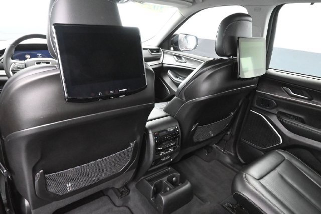Used 2023 Jeep Grand Cherokee L Limited w/ Luxury Tech Group II AWD/4WD image 28