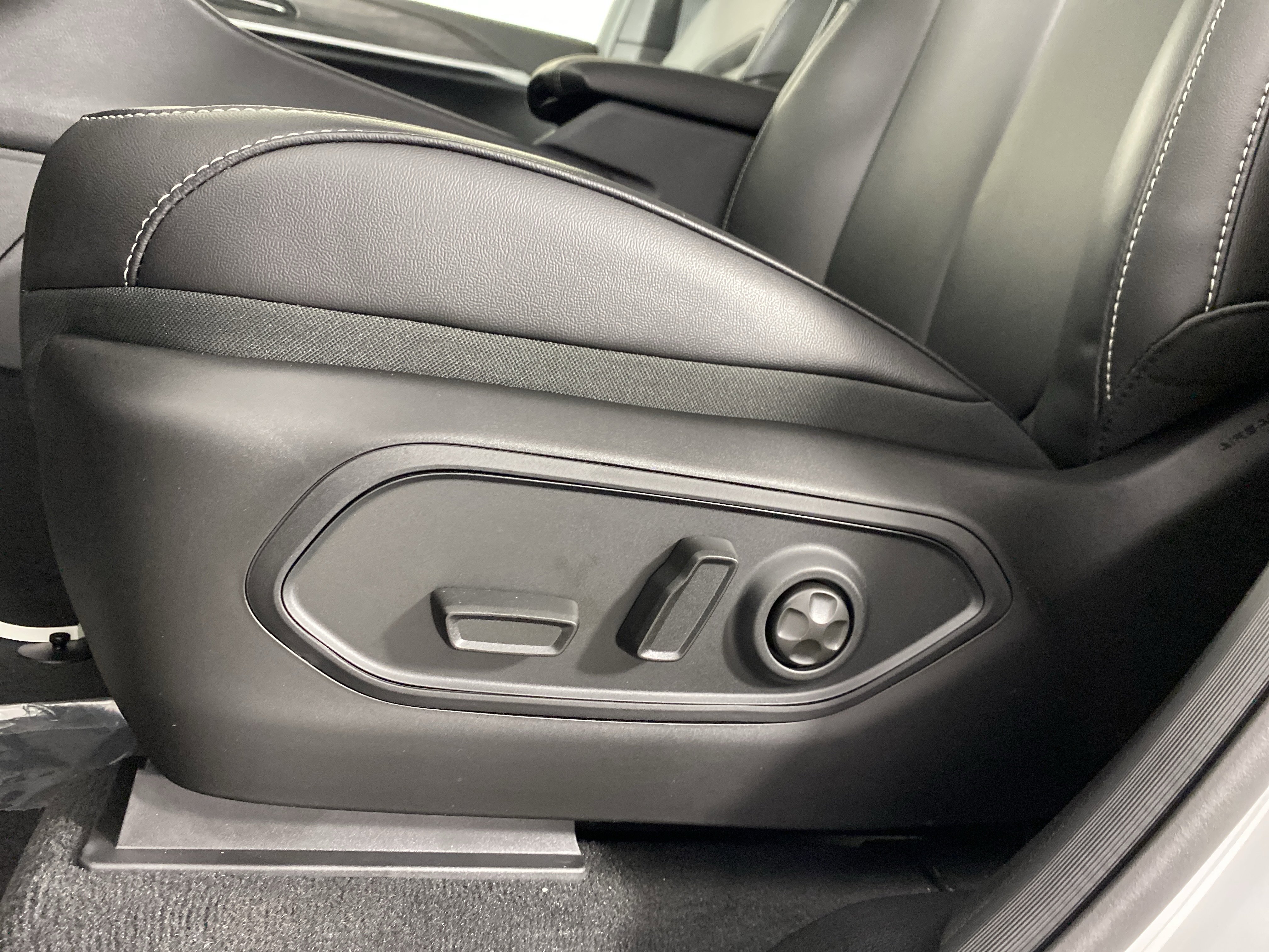 New 2025 Jeep Grand Cherokee L Limited w/ Black Appearance Package image 17