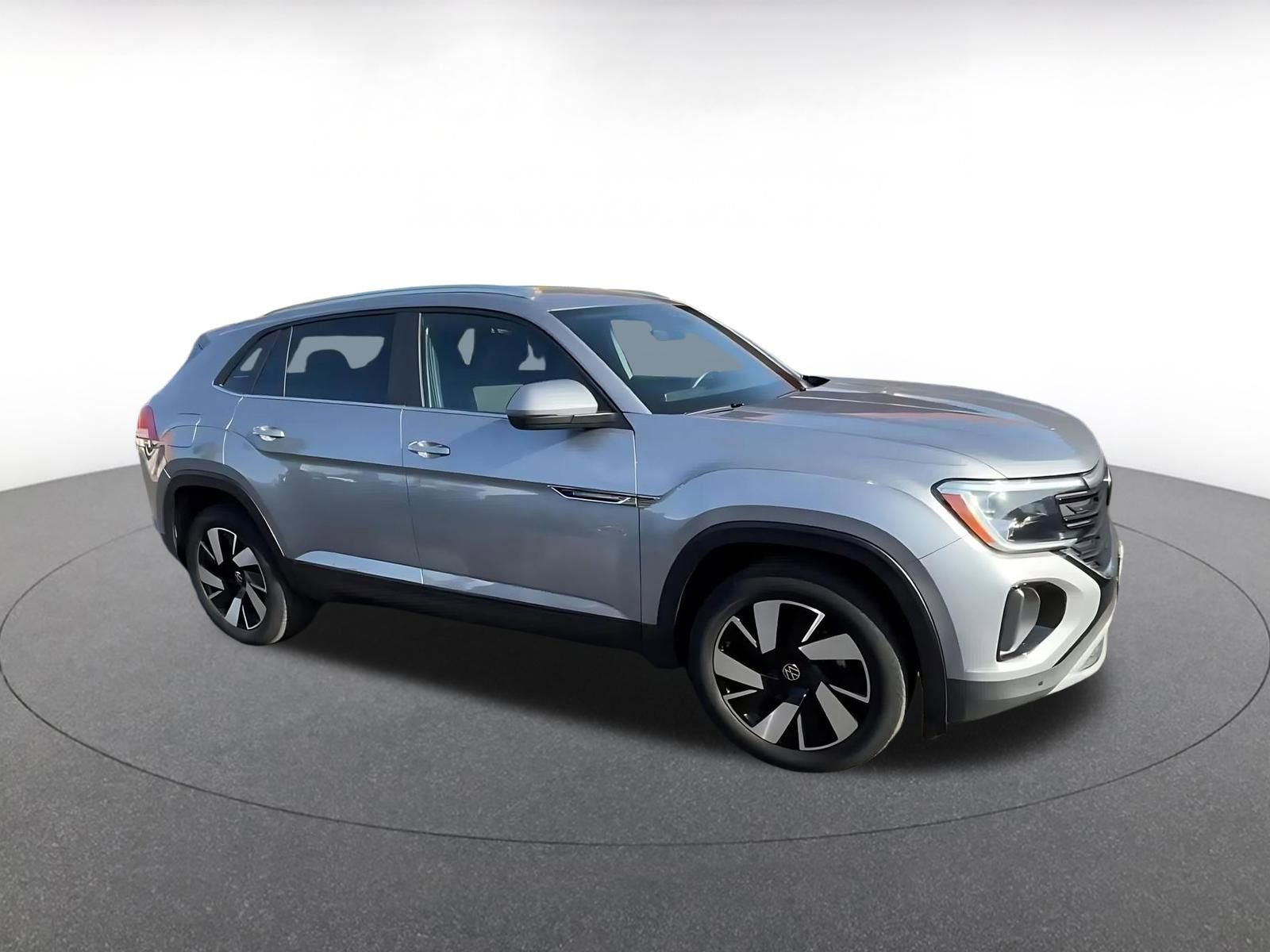 Used 2025 Volkswagen Atlas Cross Sport SE AWD/4WD image 2