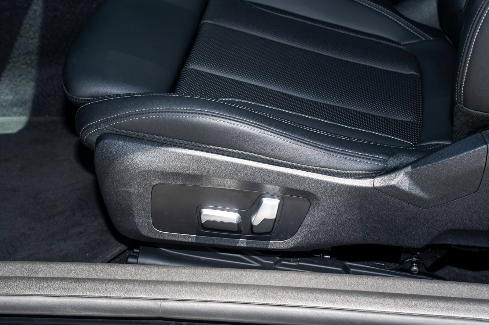Used 2023 BMW 230i Coupe w/ Premium Package RWD image 25
