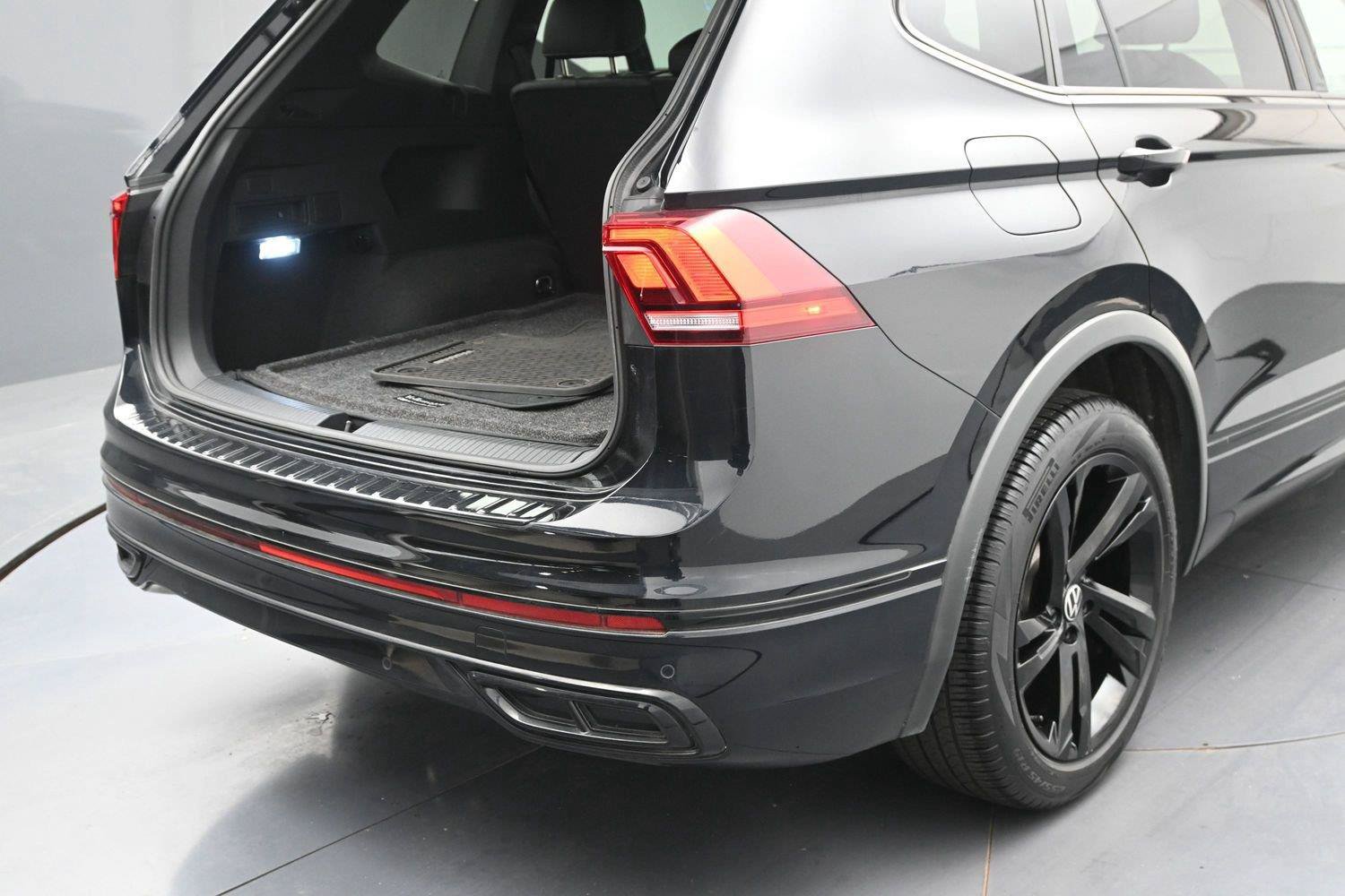 Used 2023 Volkswagen Tiguan SE R-Line AWD/4WD image 13
