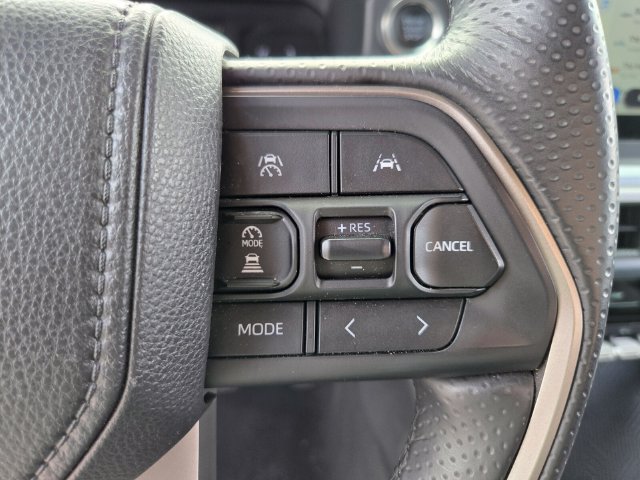 Used 2025 Toyota 4Runner SR5 AWD/4WD image 32
