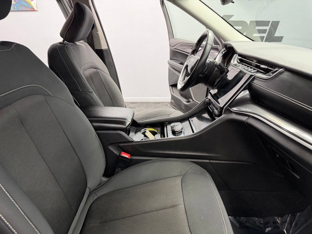 Used 2022 Jeep Grand Cherokee Laredo w/ Luxury Tech Group I RWD image 50