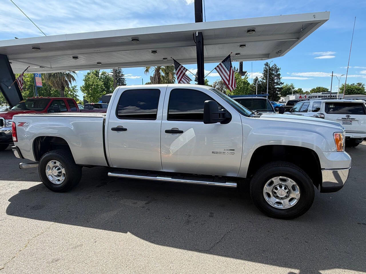 Used 2010 GMC Sierra 2500 SLE w/ Suspension Package, Off-Road image 9