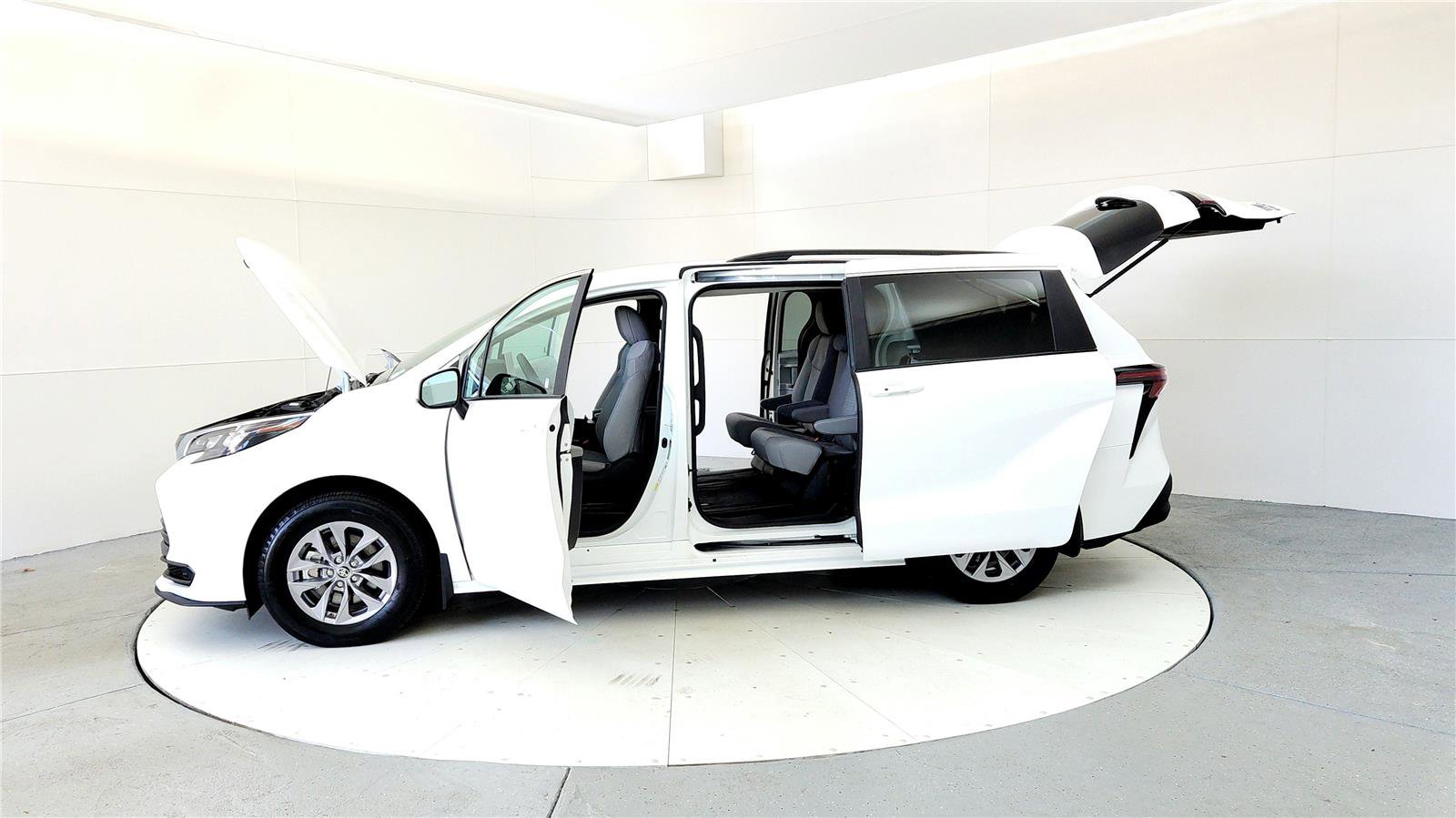 Used 2025 Toyota Sienna LE AWD/4WD image 10