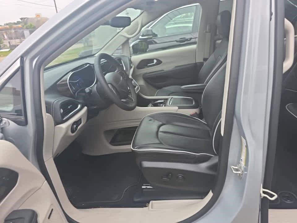 Used 2023 Chrysler Pacifica Limited w/ Uconnect Theater Family Group FWD image 11