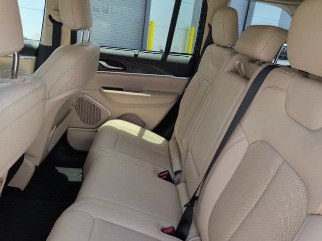Used 2022 Jeep Grand Cherokee Limited w/ Luxury Tech Group II AWD/4WD image 14