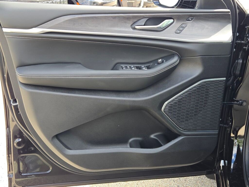 New 2025 Jeep Grand Cherokee L Overland w/ Luxury Tech Group IV image 24