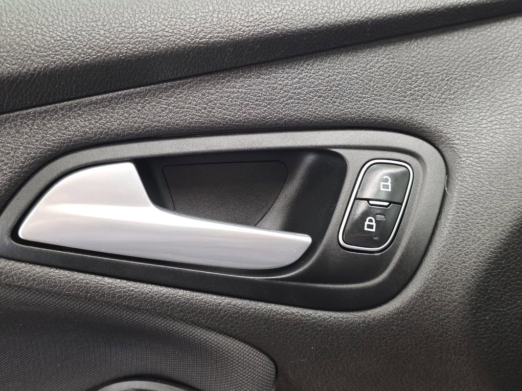 Used 2018 Ford Focus SE w/ Cold Weather Package FWD image 25